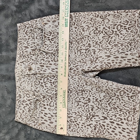 White House Black Market Leopard Print MidRise Skinny Crop Bermuda Shorts Size6 - Picture 7 of 9
